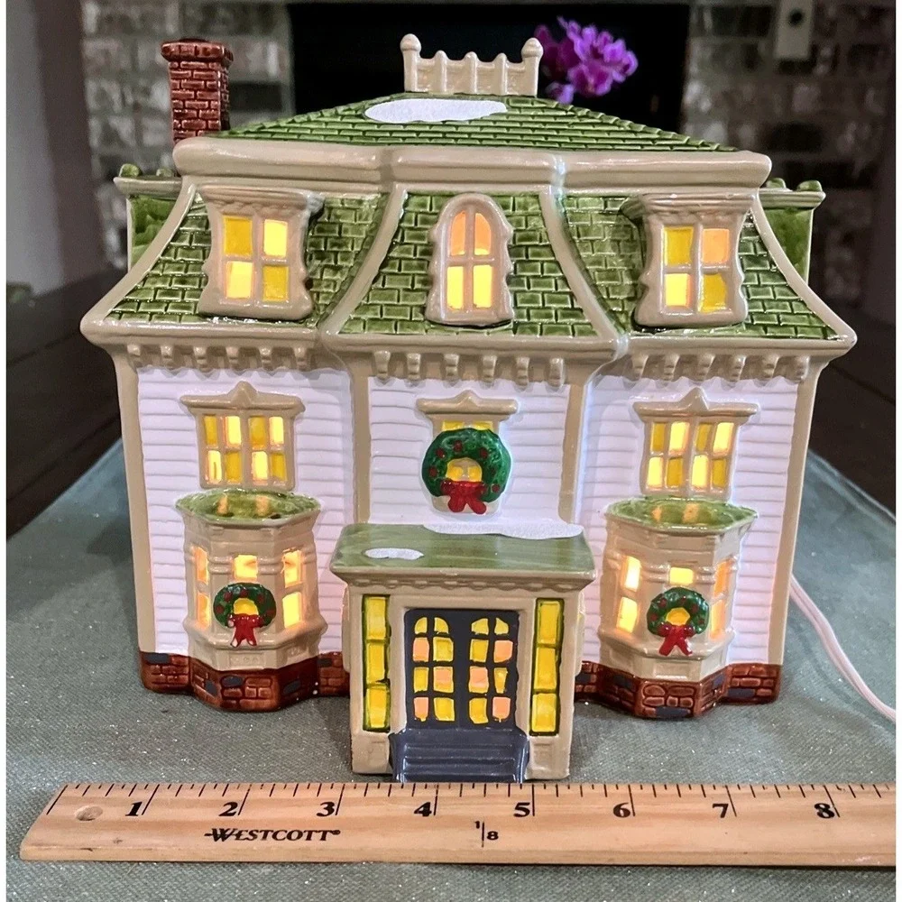 Dept 56 Snow Village MAPLE RIDGE INN #5121-7 w/box & light EUC